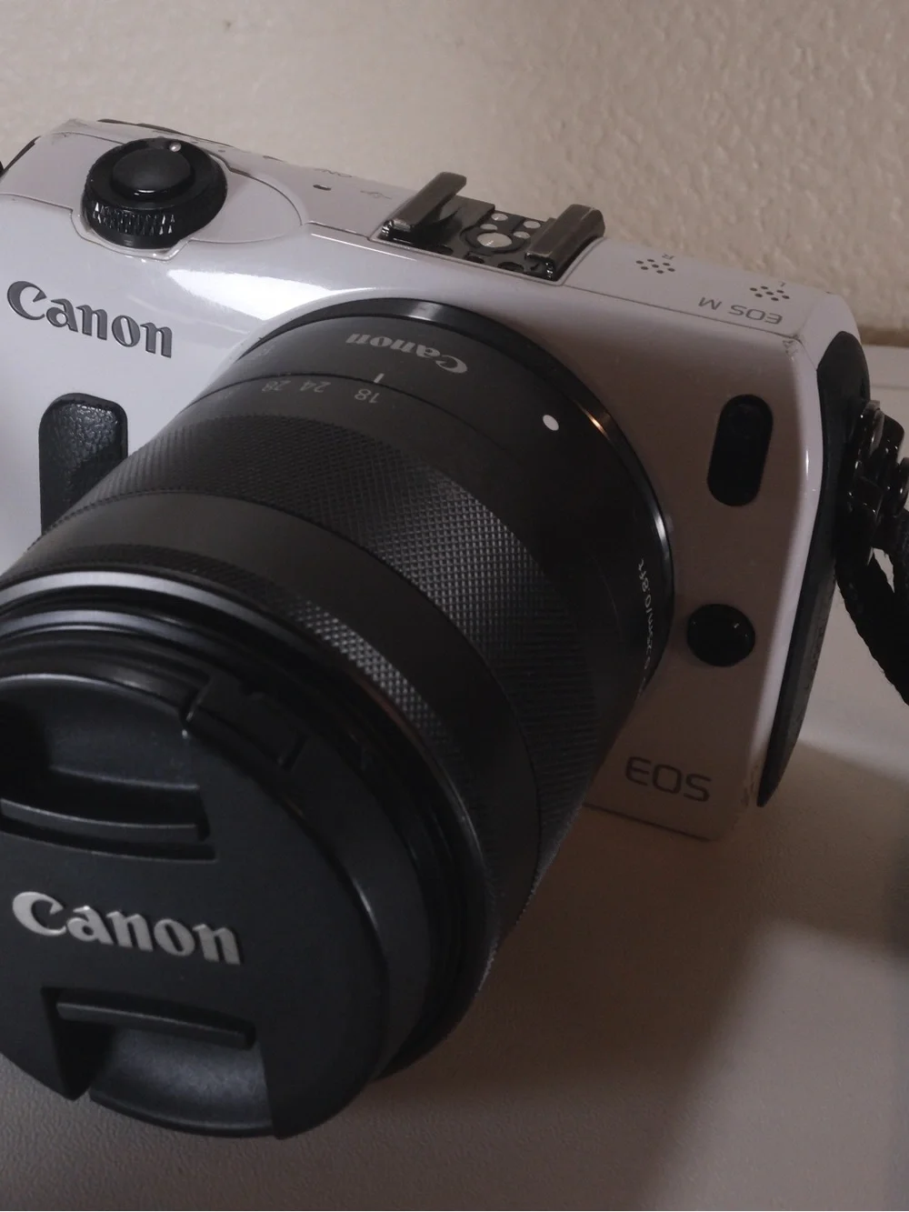 Canon EOS M White 18MP Mirrorless Camera w/ EF-M 18-55mm & charger/batteries